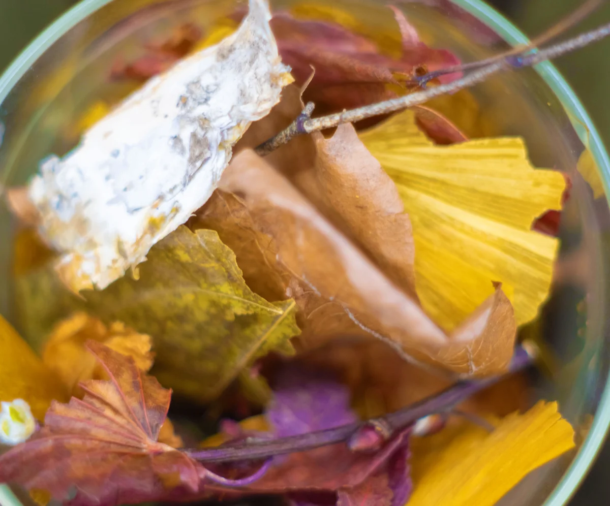 香りが弱まってきたら「ホワイトティー アロマ オイル」を垂らすことで、より長くポプリを楽しめる