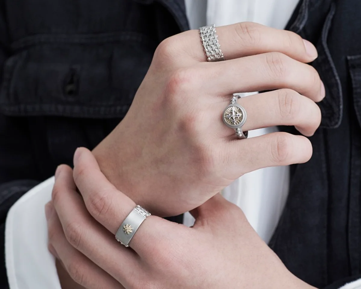 「アベリ」のメンズジュエリーを着用して。ダブルフェイス仕様で2つの魅力を堪能できるデザイン。