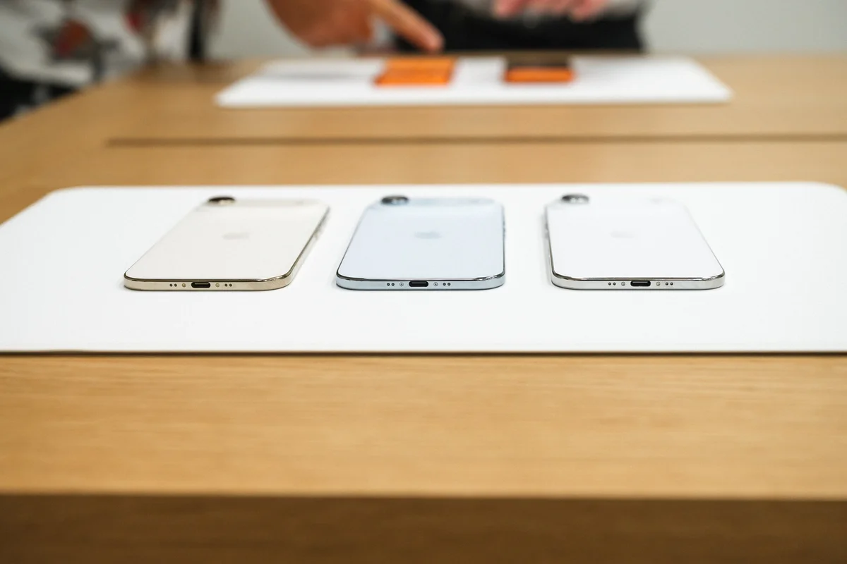 iPhone Air（左からライトゴールド、スカイブルー、クラウドホワイト）