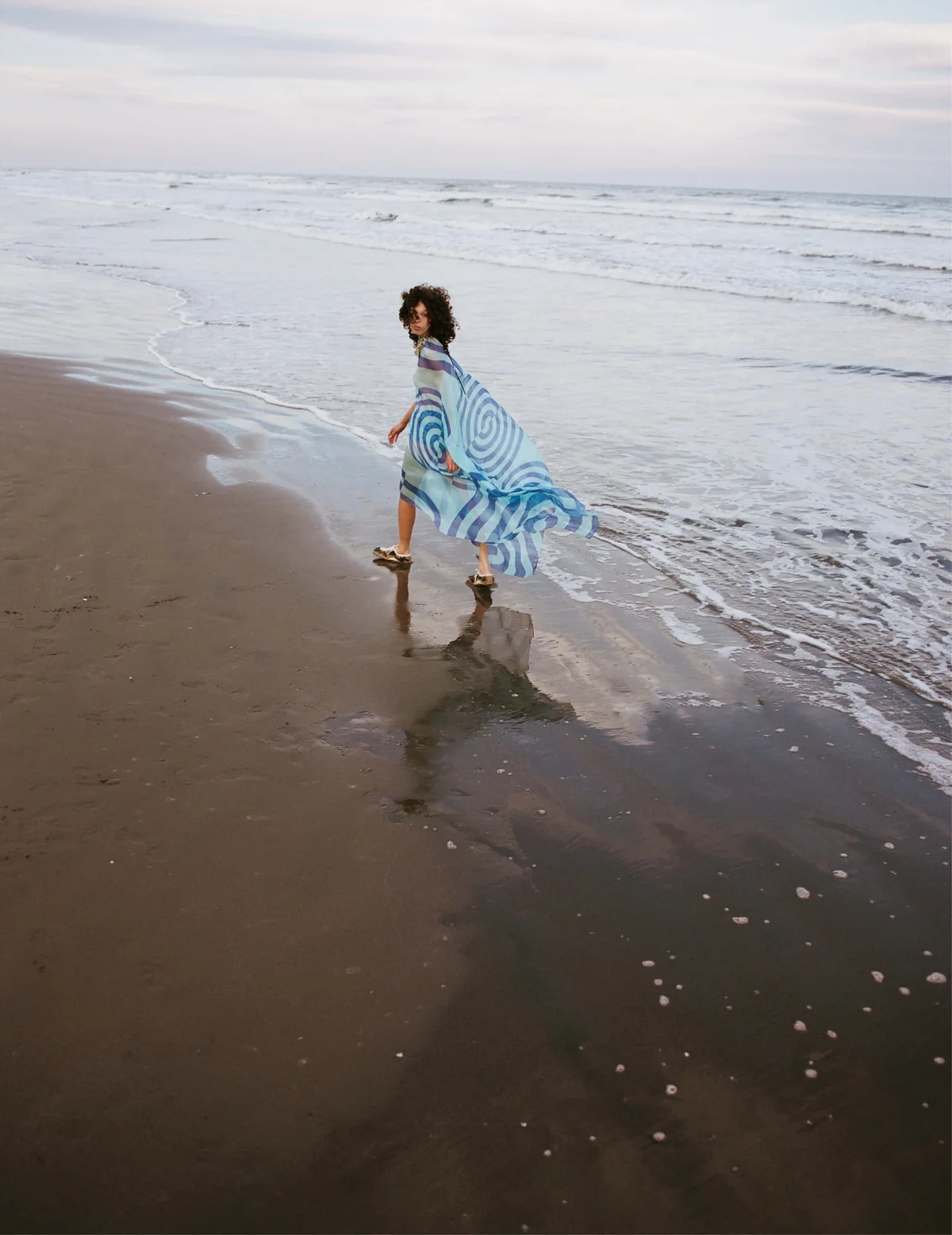 ドレス¥306,900・パンツ¥91,300・ネックレス(ライトイエロー)(参考商品)・(シルバー)¥82,500・靴¥149,600/ドリス ヴァン ノッテン