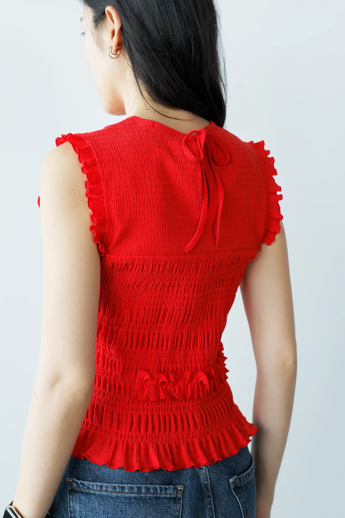 ユニクロ アンド セシリー バンセンのシャーリング T ノースリーブの着用ディテール