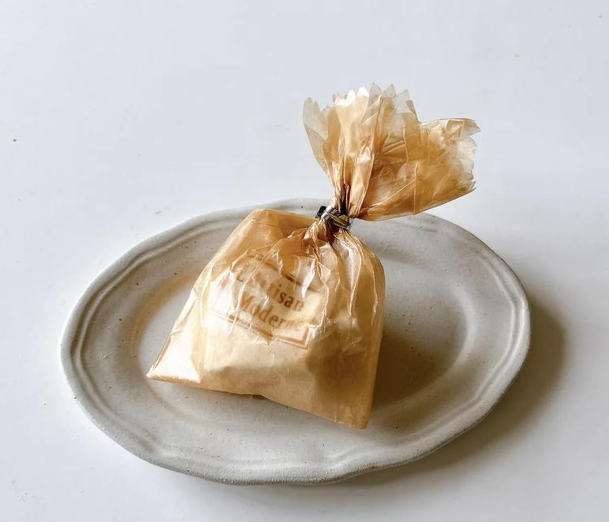 可愛い包み紙の中には、プニプニのギモーヴ。この時期は、ピンク色がキュートなつぶつぶ苺入りのギモーヴを展開中。