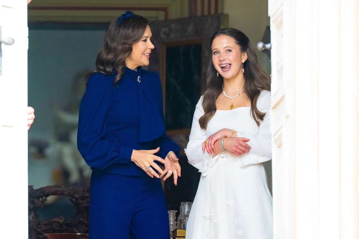 母メアリー王妃とお茶目な表情を見せるジョセフィーヌ王女