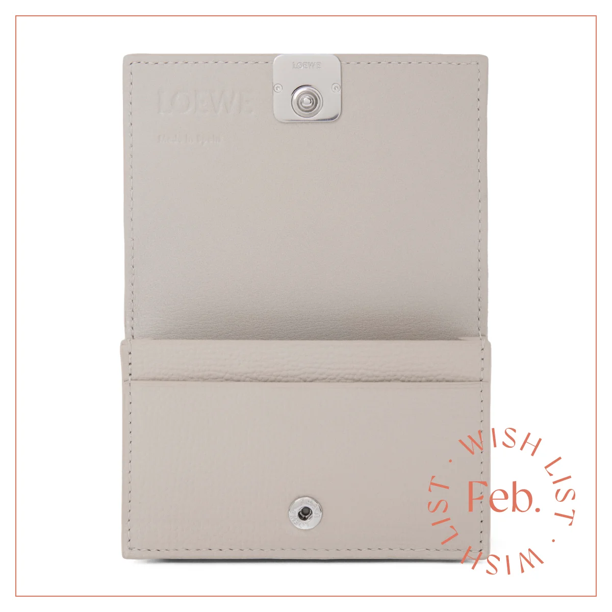 メインコンパートメントとカードスロットが備わったロエベの名刺入れ