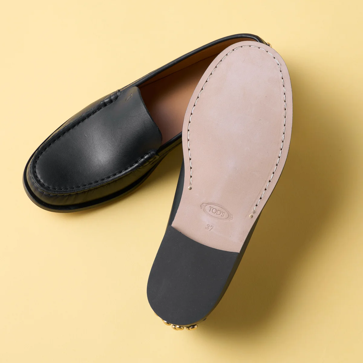 トッズの2026年春の新作シューズ、メタル ドッツ レザーのアウトソール