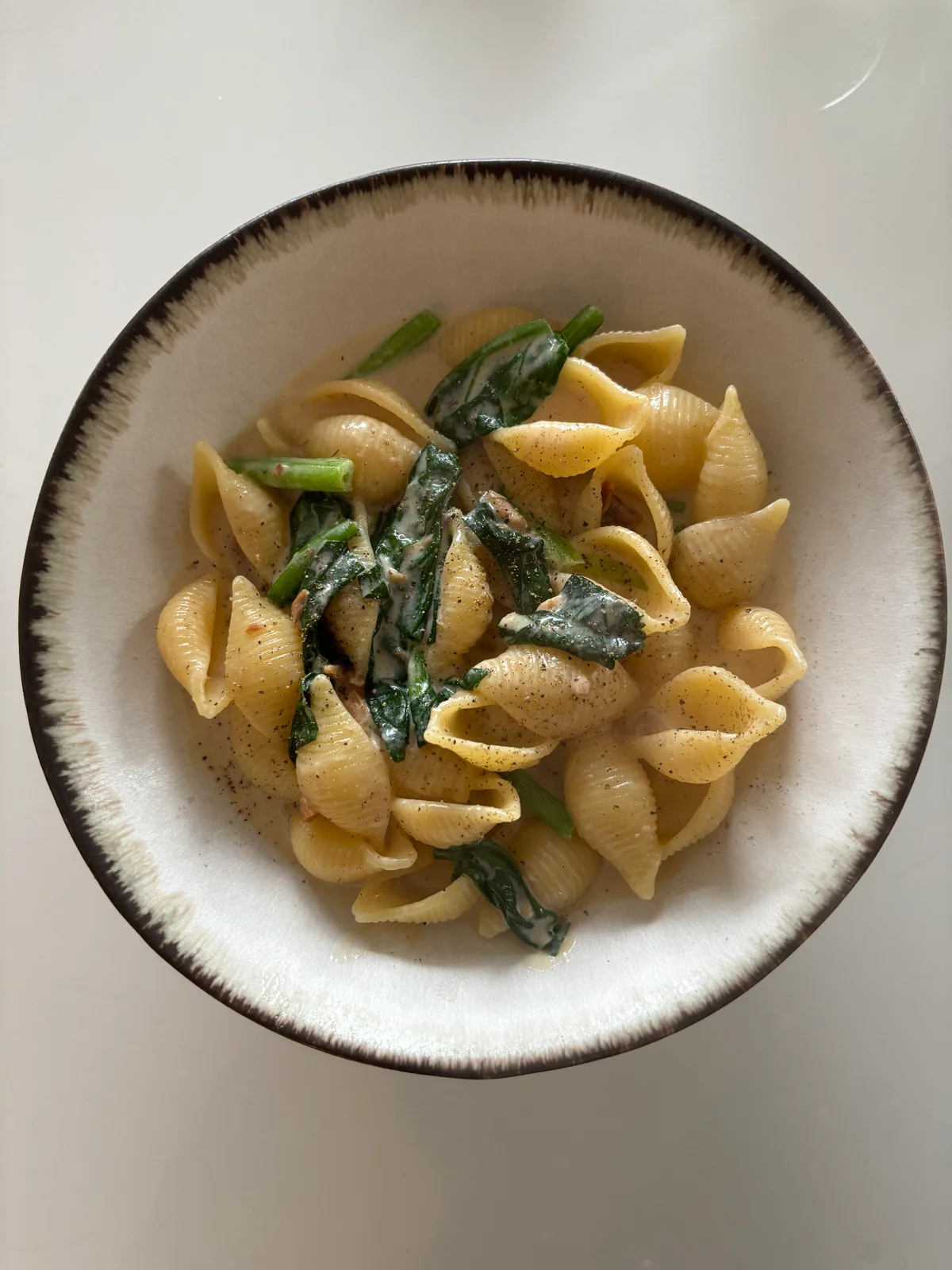 無印良品の煮込んでつくるスープパスタの素「サーモンとマスカルポーネクリーム」を作って器に盛った写真