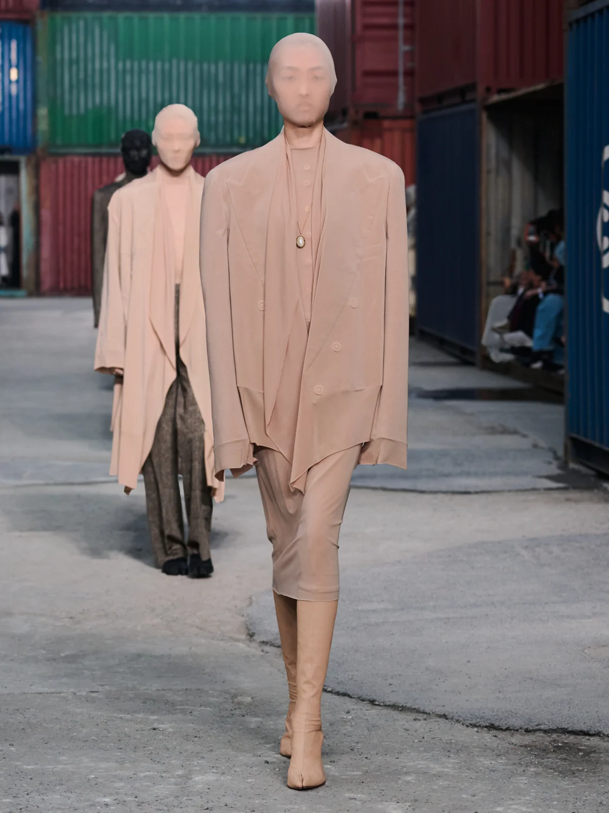 ストッキングのようなメゾン マルジェラのルック