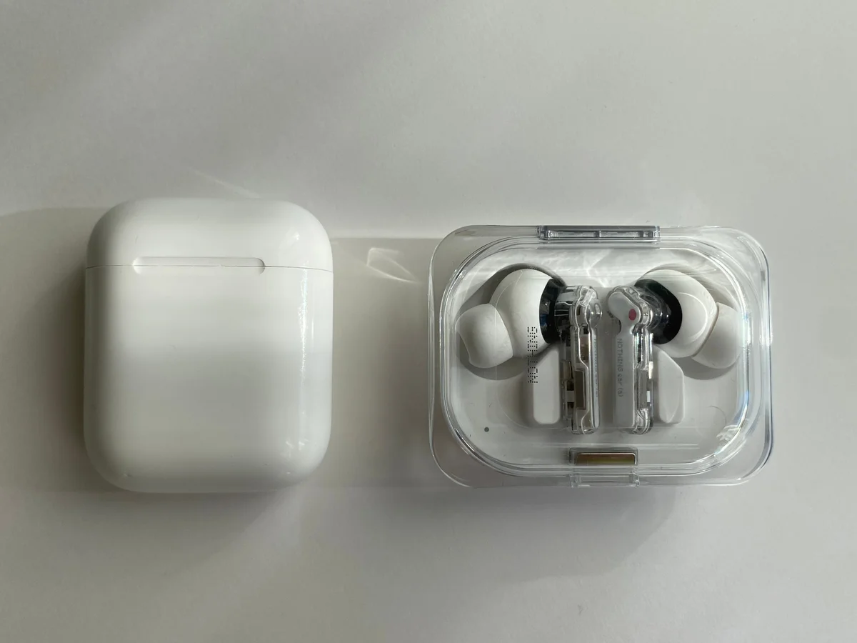 左がAppleのAirPods第二世代、右がNothingのEar(a)です