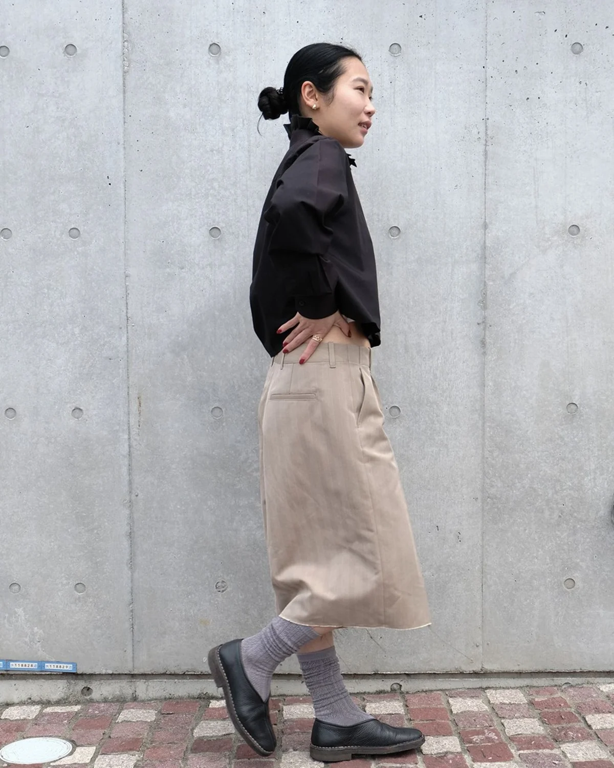 トレンドのローライズ×膝下丈のシルエットを満喫。シャツ／バンゾー　ショートパンツ：アワー レガシー ワークショップ×エンポリオ アルマーニ　ソックス／studiolab404.com