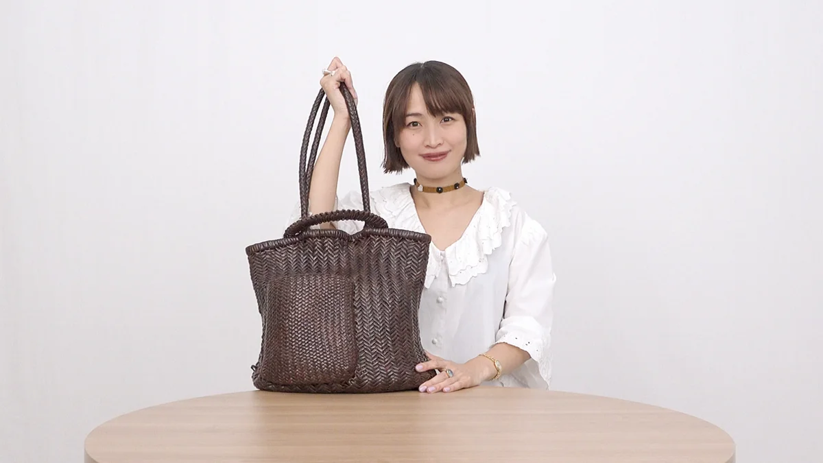 エディターITAGAKIがサガン ヴィエンナのパザーブックトートを持っているところ