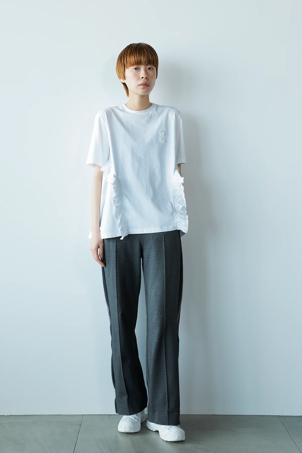 ユニクロ アンド セシリー バンセンのフリルTを着用したエディター