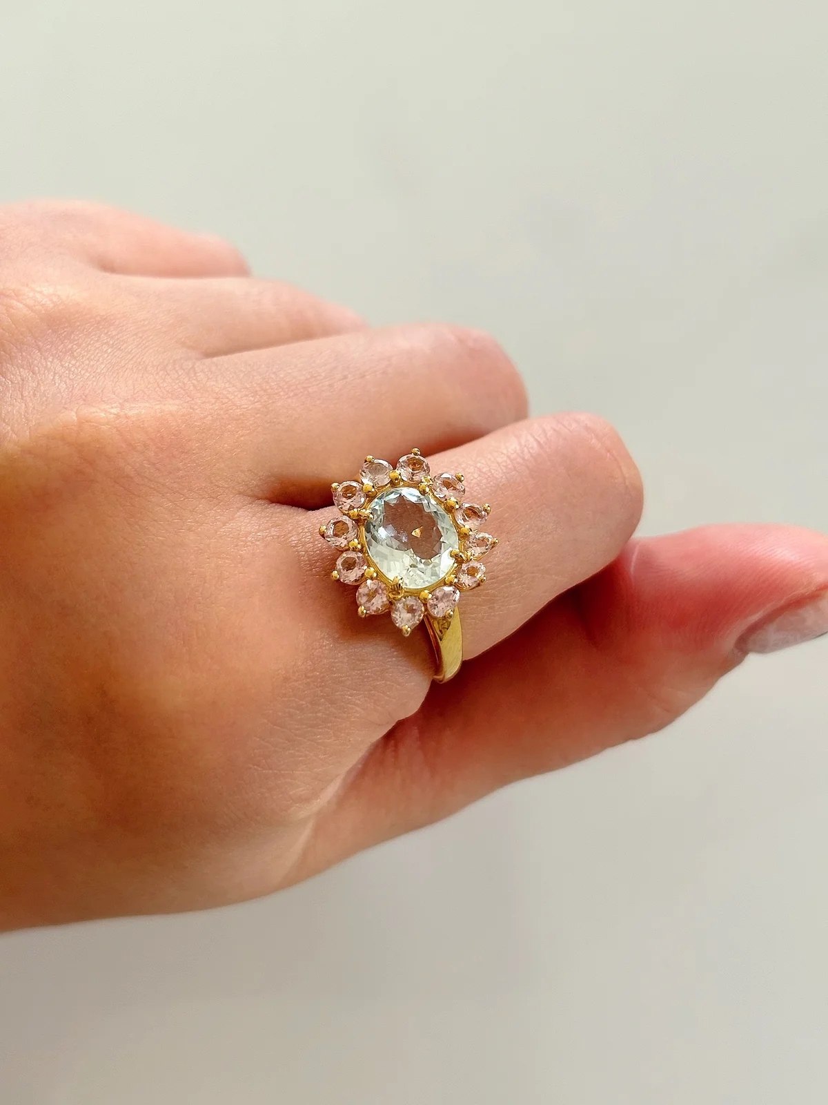 フミオ マキノのアクアマリンとモルガナイトのリングを着けた画像