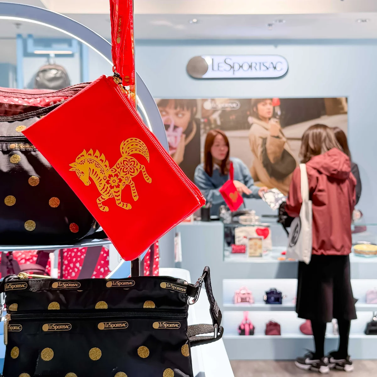 中国の伝統的切り絵柄で描かれた馬柄の縁起ポーチを発見