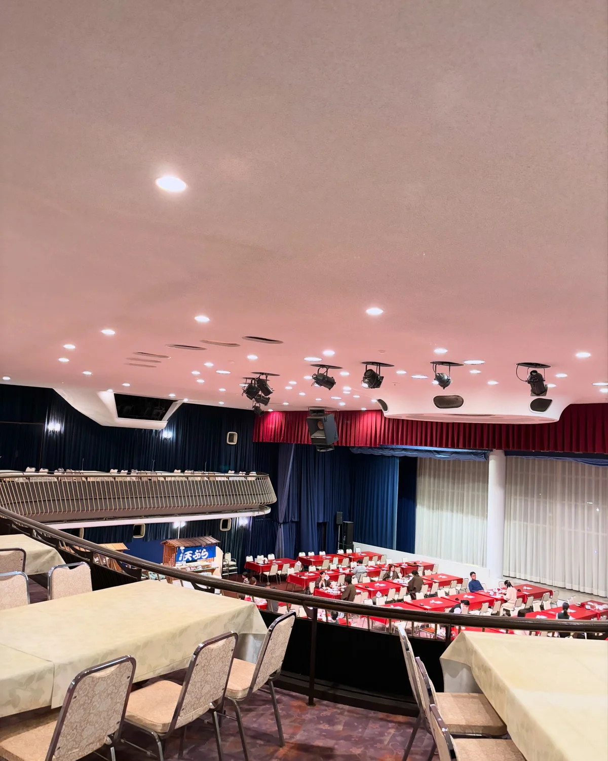 伊東温泉・ハトヤホテル。「レストラン シアター」でバイキングを