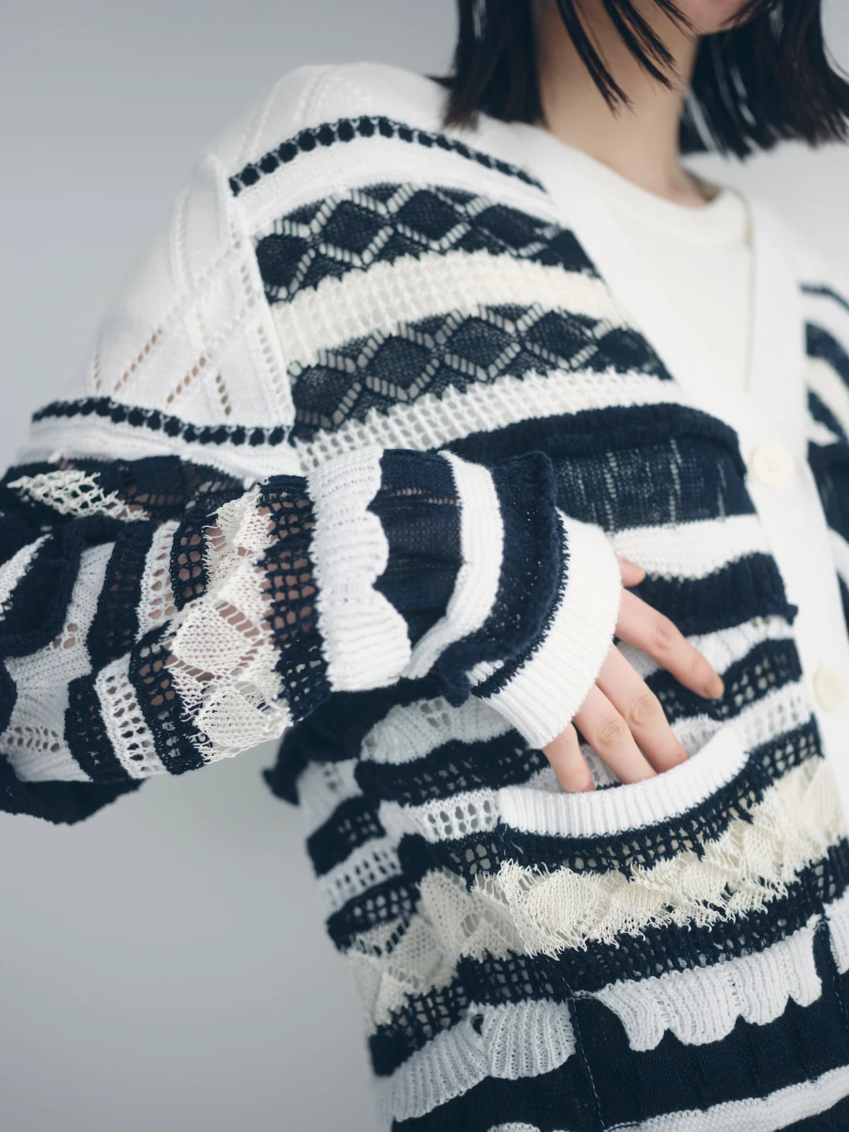 オダカのカーディガンを着用したディテール