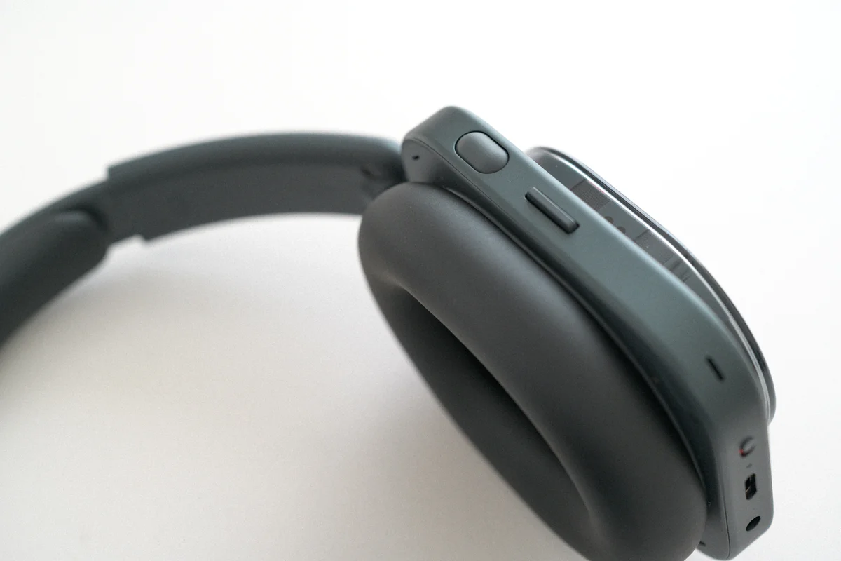 NothingのHeadphone(1)　右側に設けられている物理ボタン