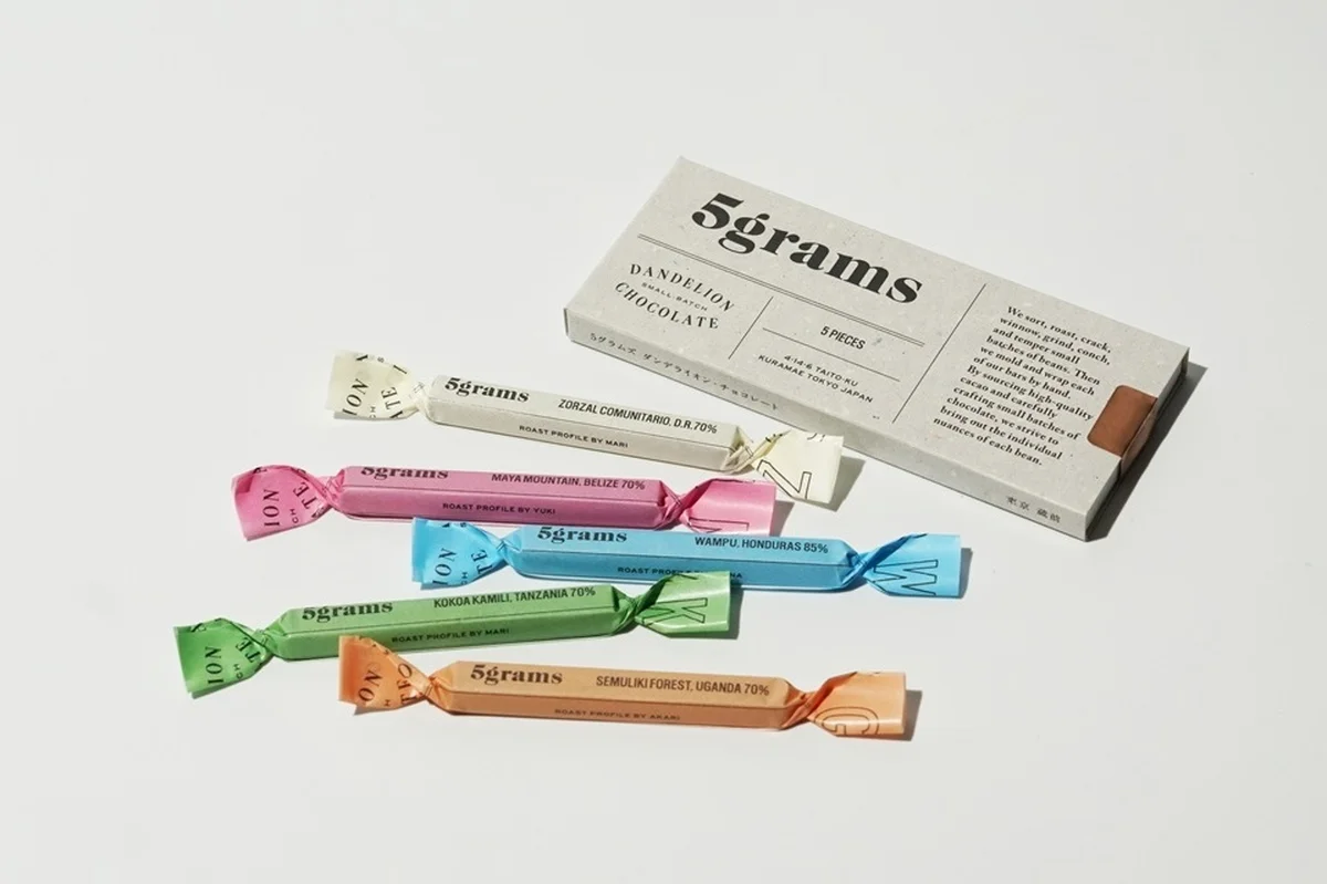 ダンデライオン・チョコレートの「5grams 5pieces」¥1,800　カカオ豆とオーガニックのきび糖のみを使用したシンプルな作り。5種のフレーバー