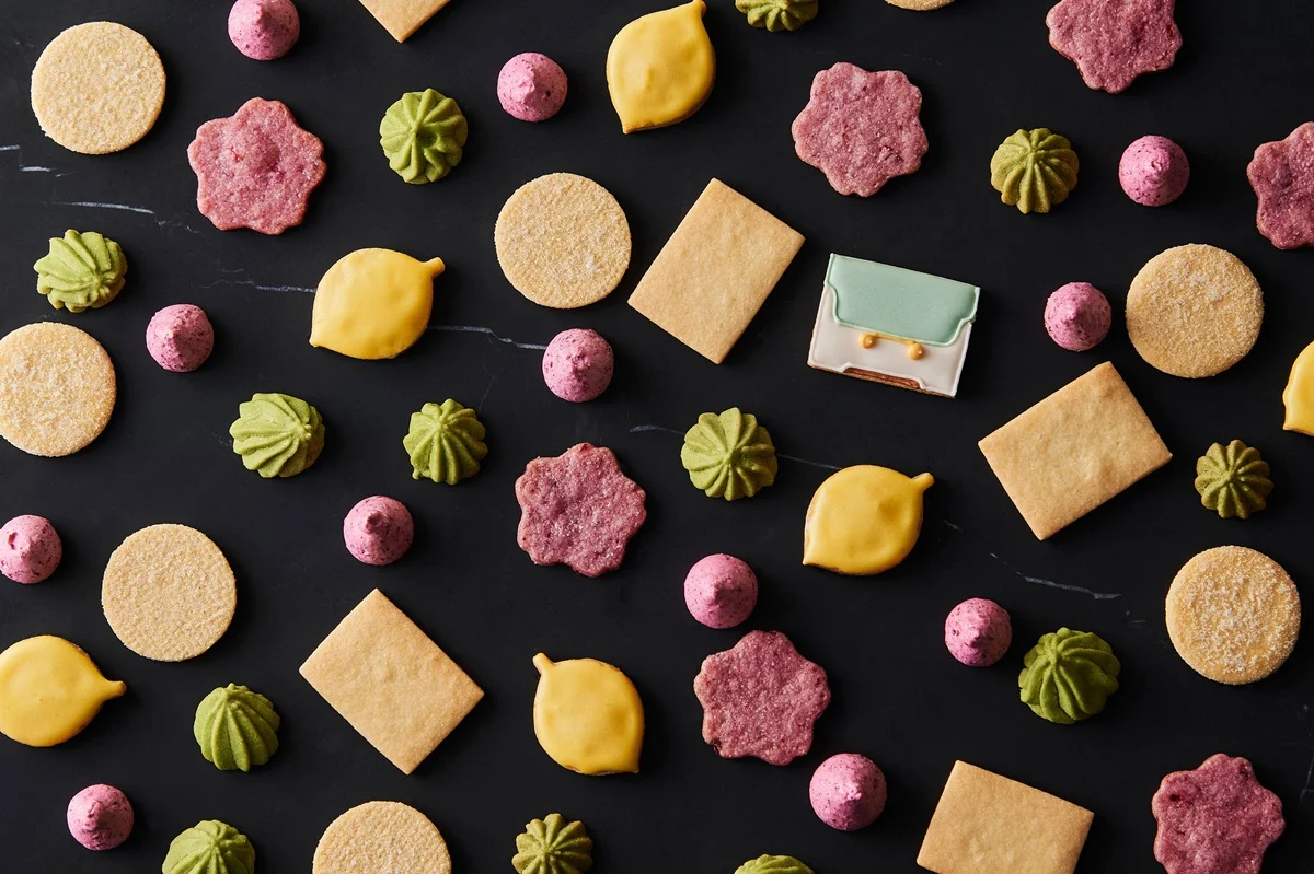 マルニ カフェのクッキー缶。フランボワーズのサブレや、マルニのアイコンバッグ「TRUNKAROO（トランカルー）」を表現したアイシングクッキーなど６種を詰め合わせ。￥6,480