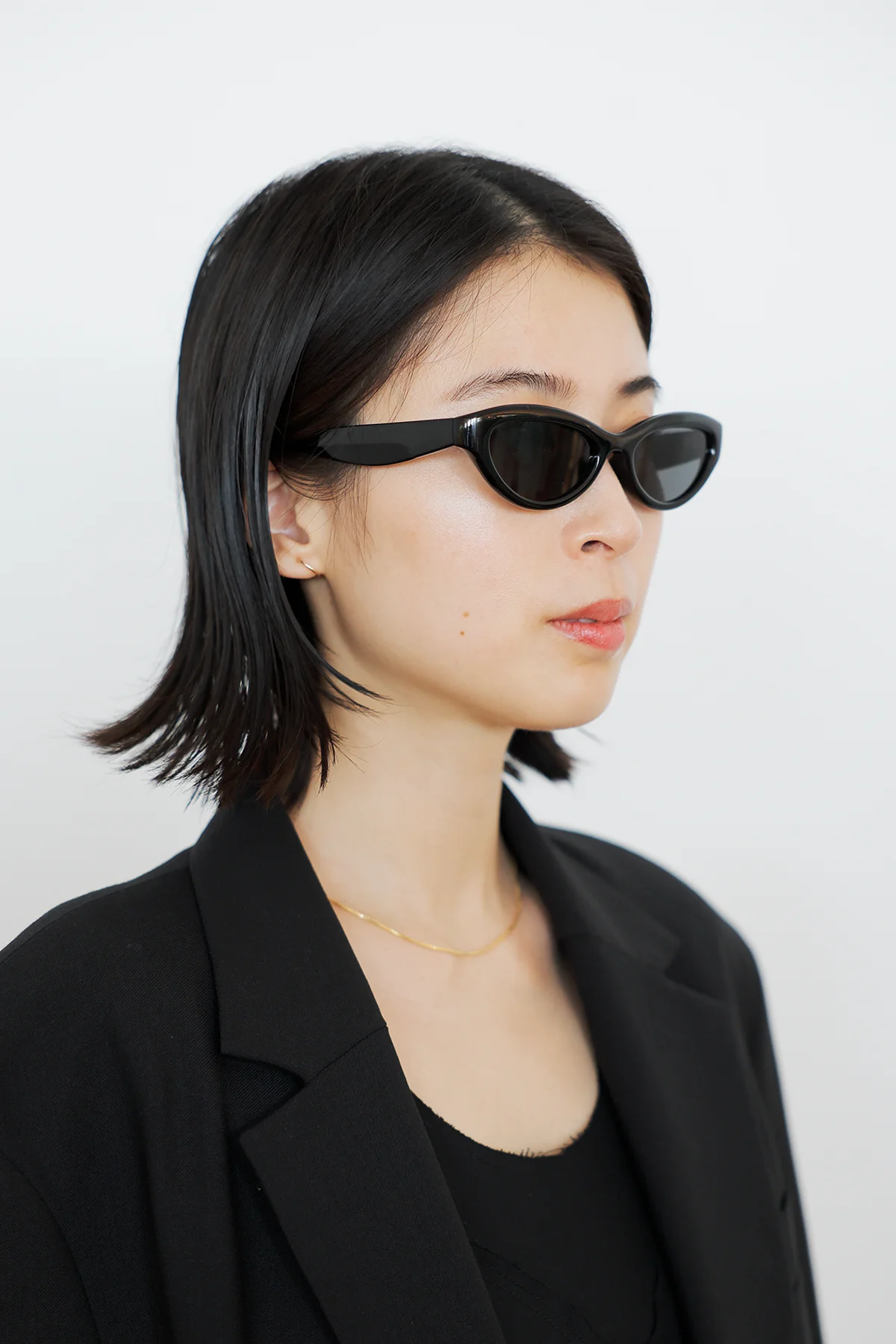 ユニクロのサングラス ナローを着用したSPURエディターのセルフコーディネート