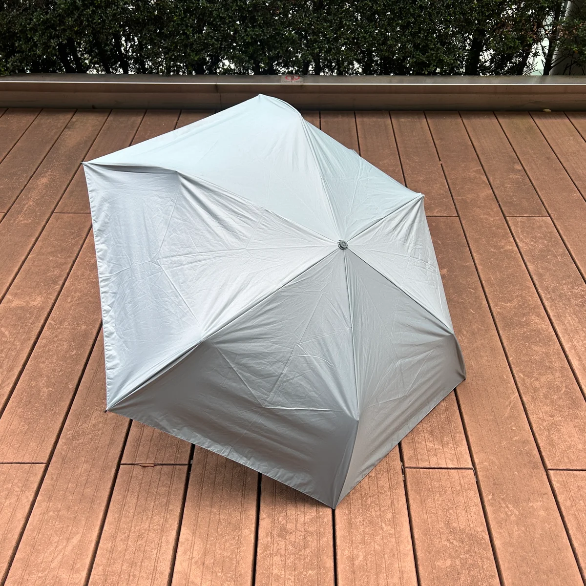 コンビニエンスウェア　晴雨兼用スリム傘　開いたところ