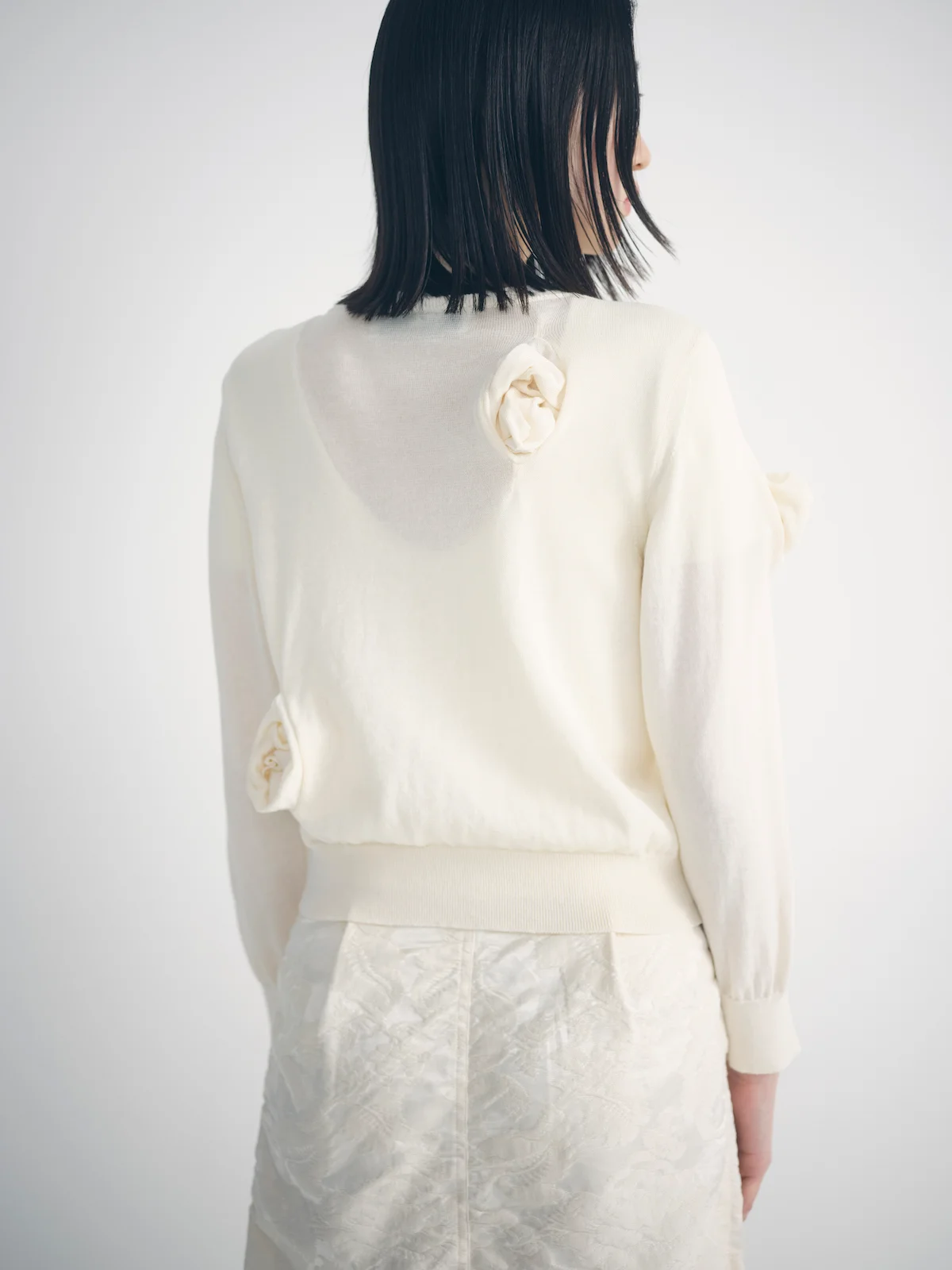 ピリングスのカーディガンを着用ディテール