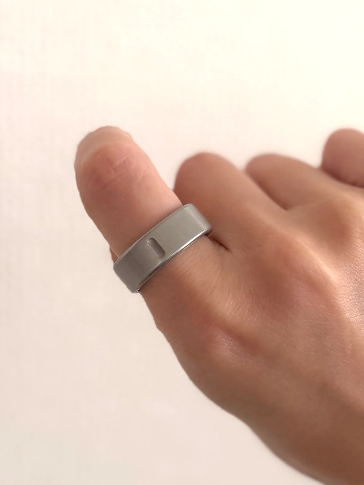 オーラリングの着用画像、手もとになじむミニマルなデザイン