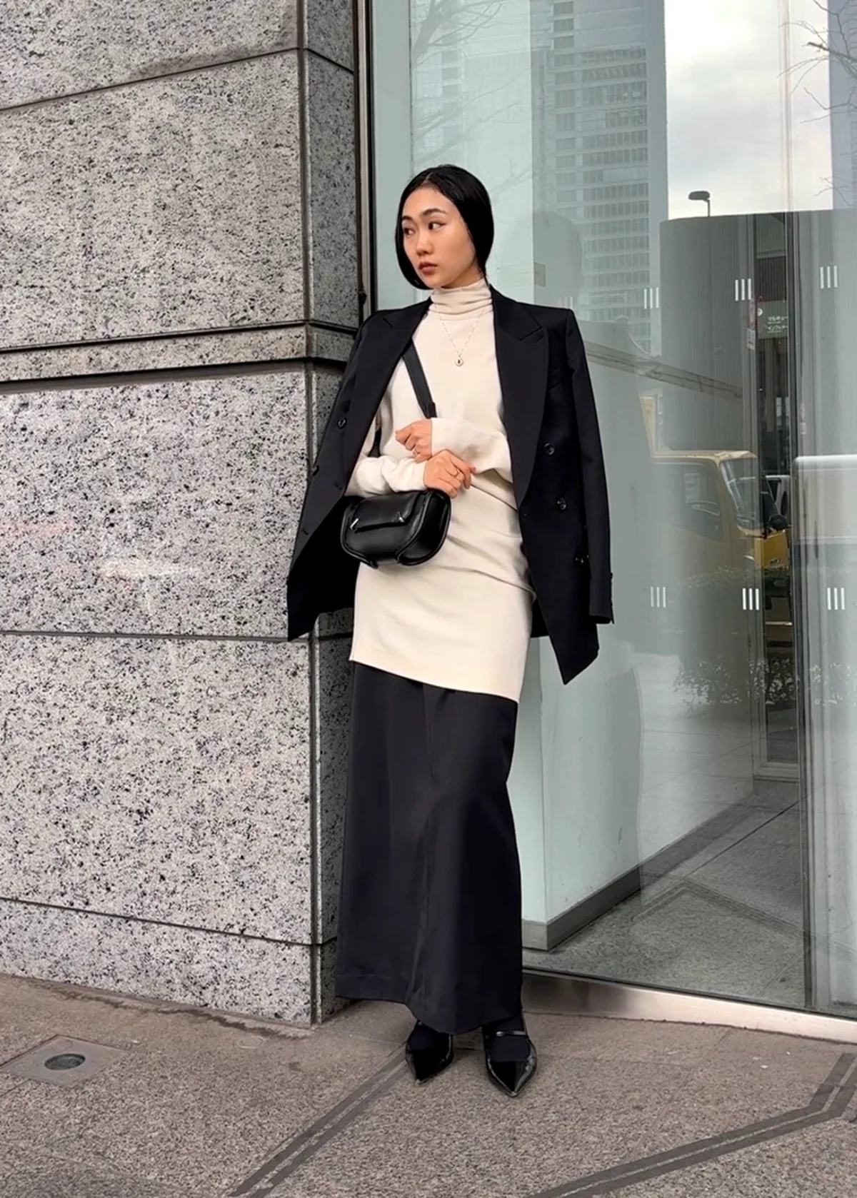 デ・プレ ショップスタッフ　茂木彩加さんのブラックスタイルはセットアップで