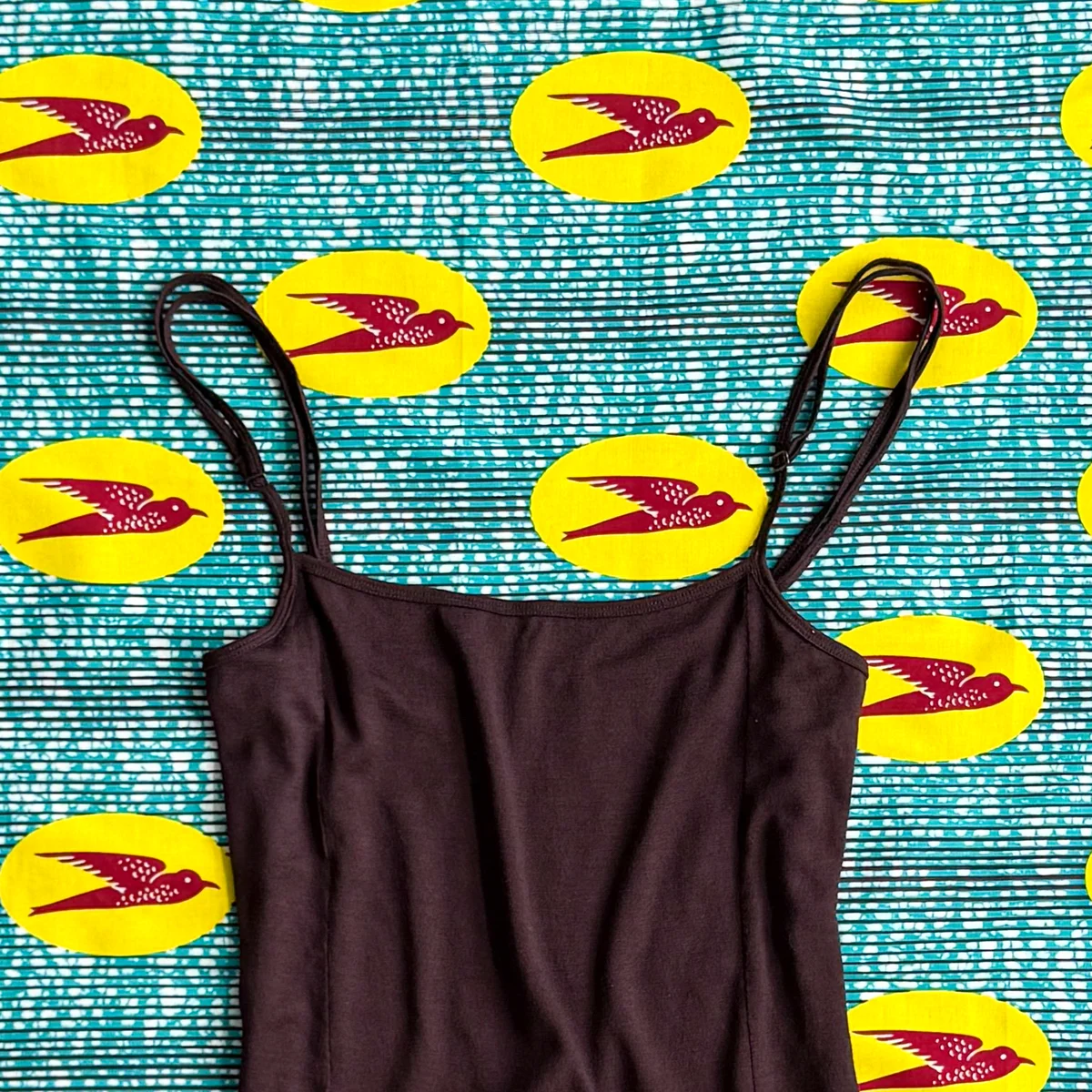 カーニバルキャミソール　アステカブラウン　胸元のカッティング部分