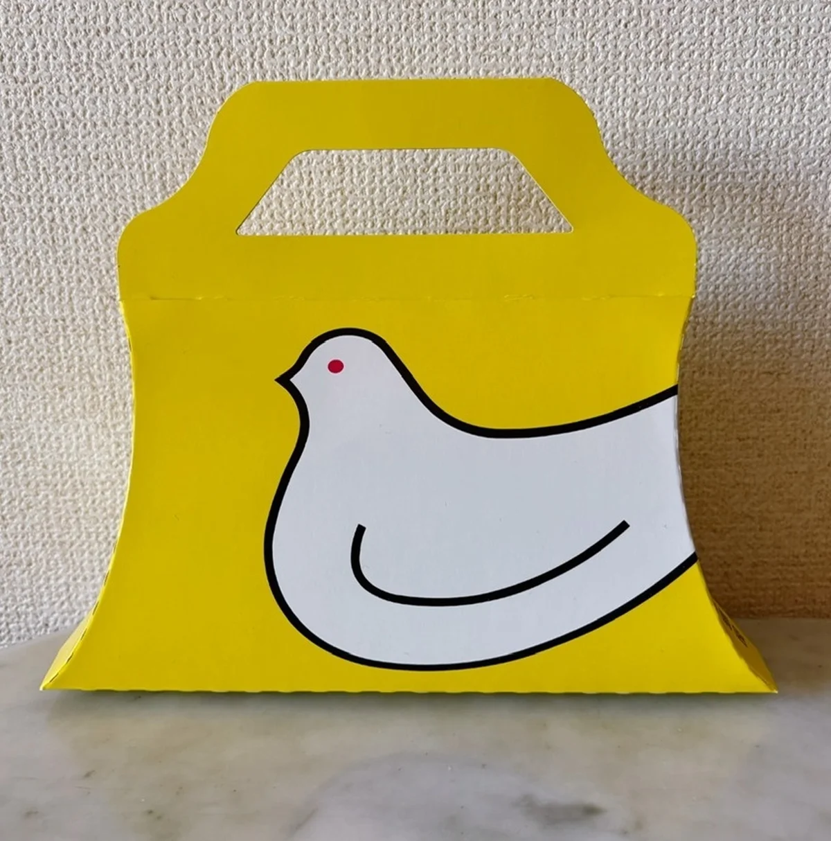 鳩サブレー（4枚入り）￥615／豊島屋＊手提げタイプは店頭販売のみ