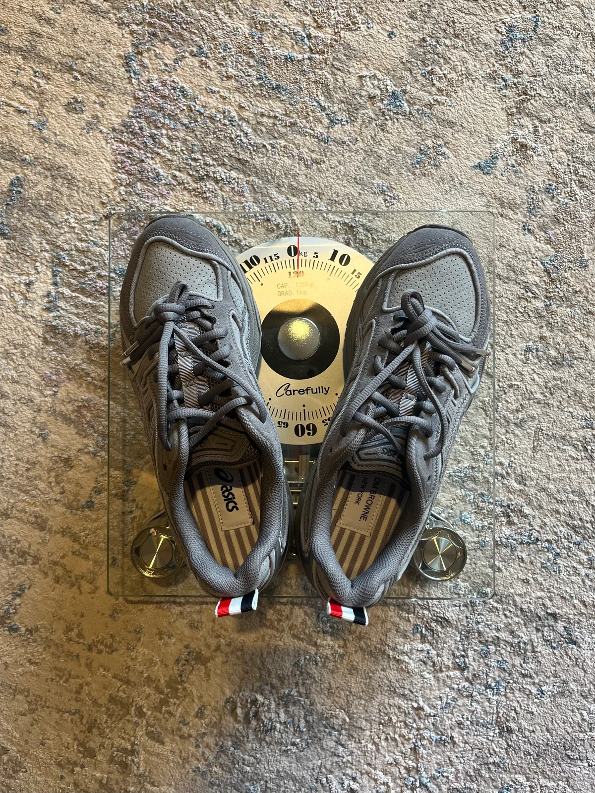 トムブラウン アシックス コラボレーションスニーカー ゲルカヤノ14 本革スエードを採用したラグジュアリー仕様