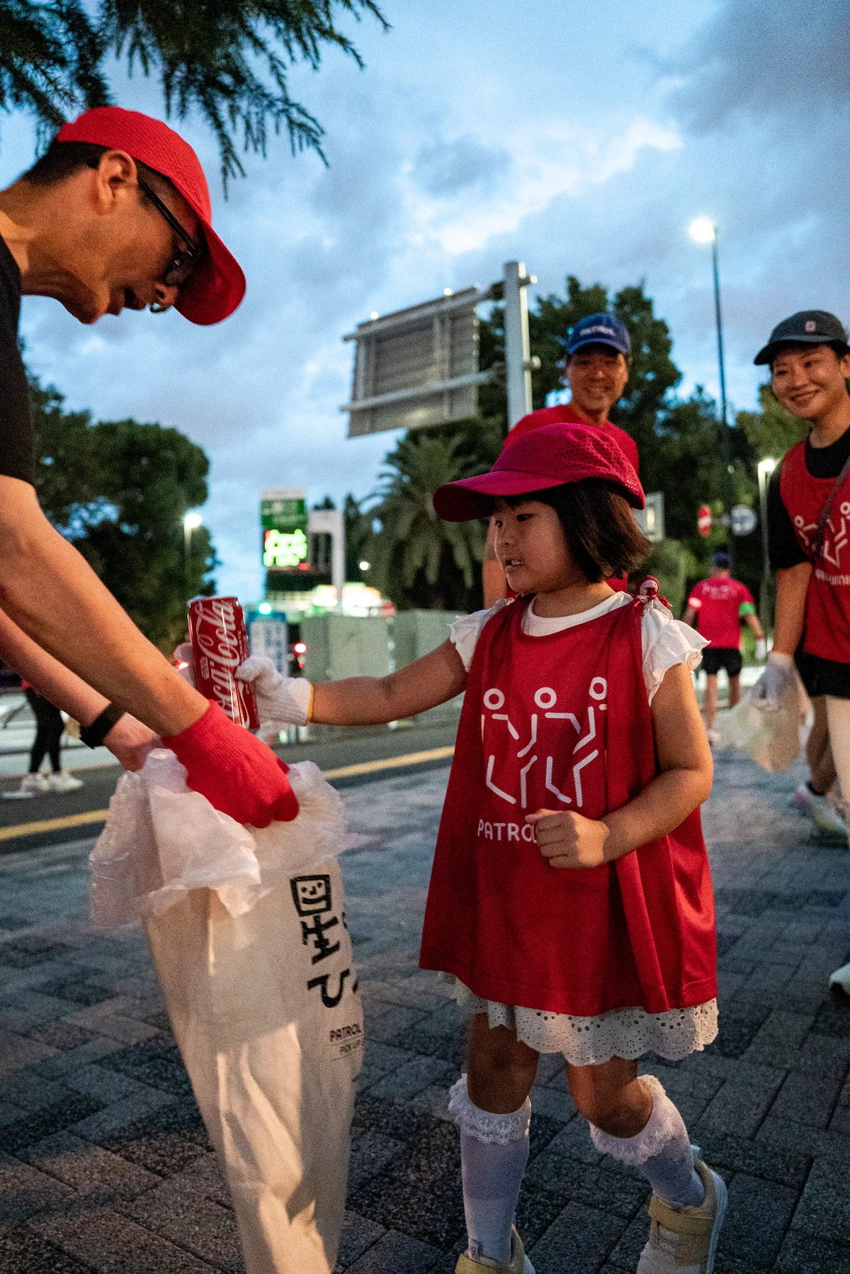 パトランのユニフォームを着て星くずひろい（ゴミひろい）をする女の子