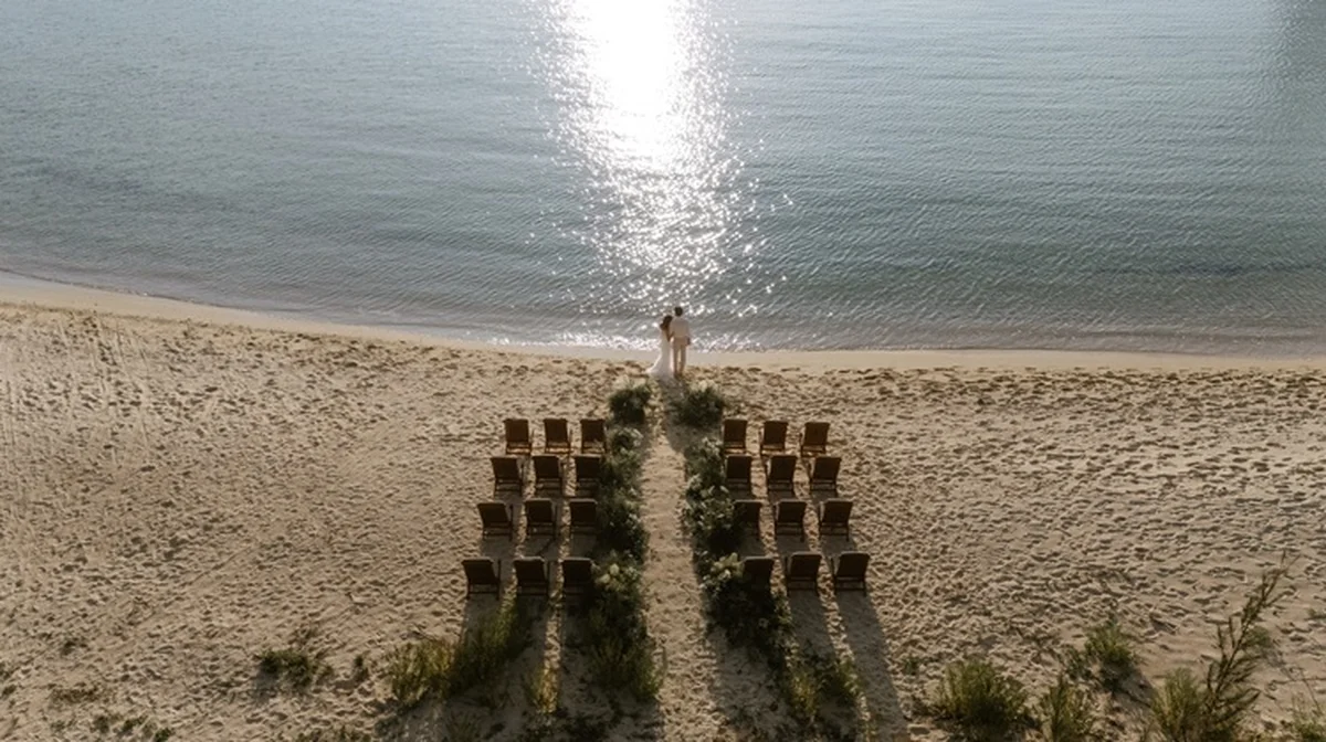 穏やかなブルーグラデーションを背景に愛の誓いを。沖縄「ローズウッド宮古島」