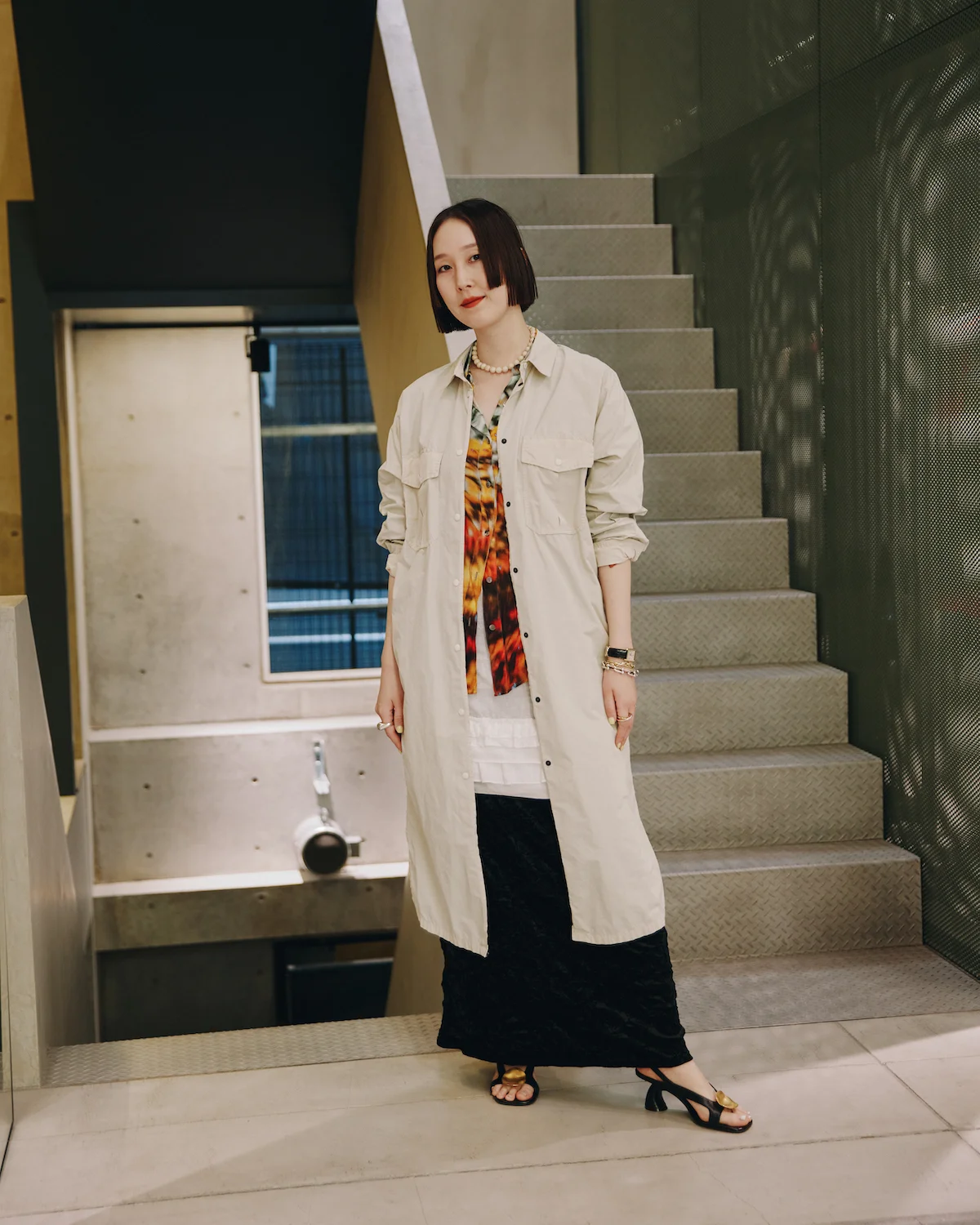 アスペジのシャツワンピースを着用したスタイリスト山﨑静香さんのスナップ