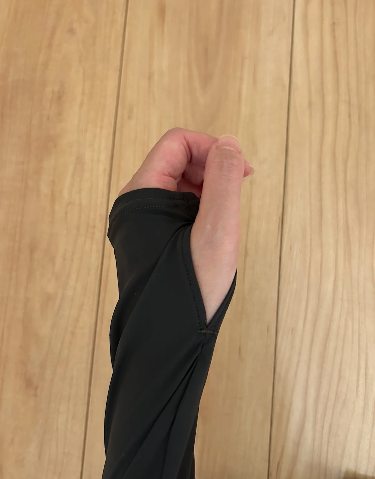 先端には親指を通す穴も開いています