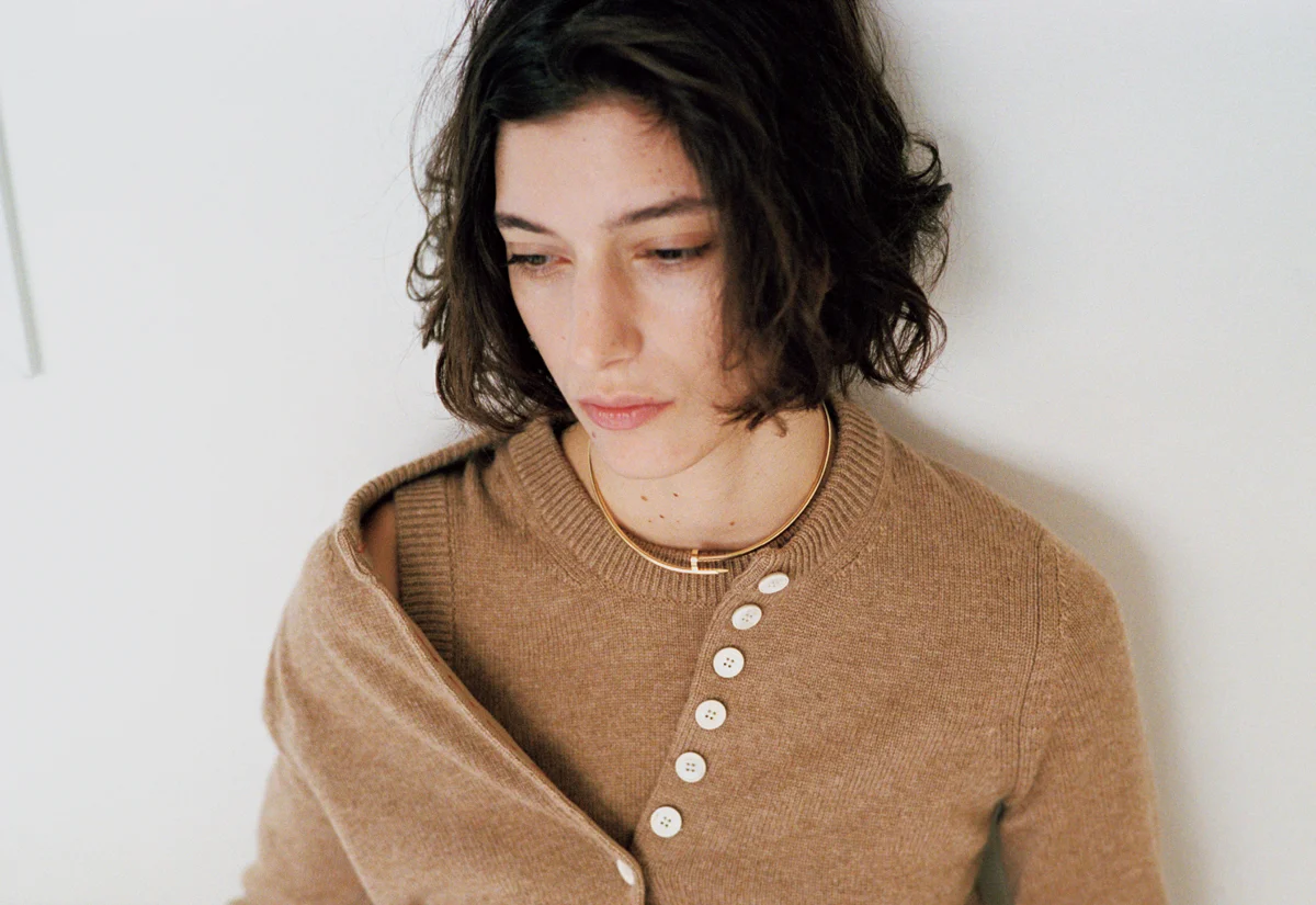 ネックレス「ジュスト アン クル」ネックレスを着用したモデル