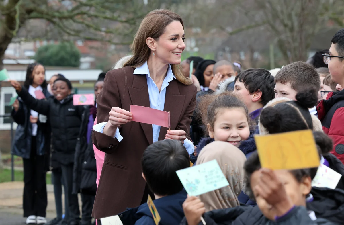 公務先の学校で生徒たちとふれあうキャサリン皇太子妃