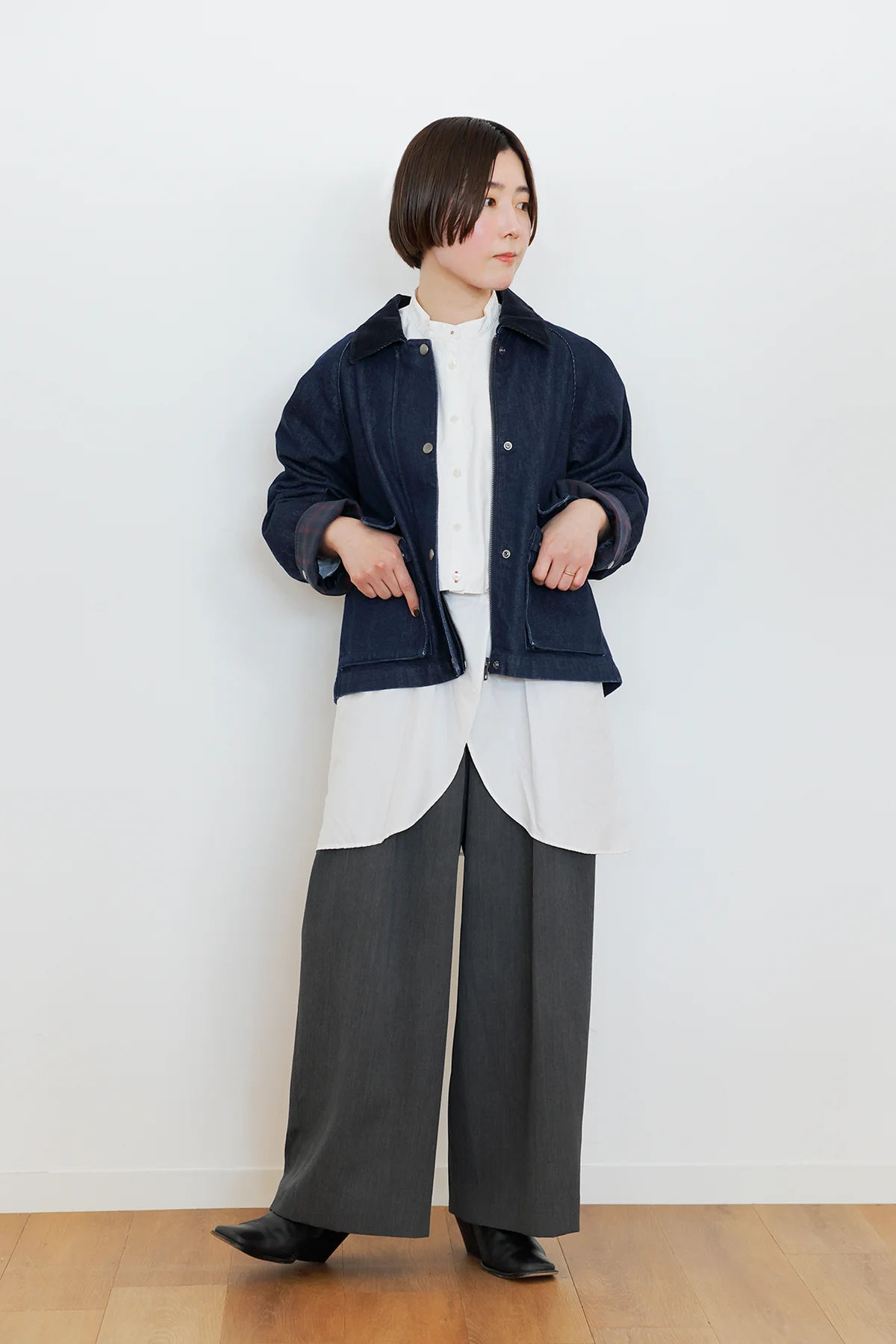ユニクロのユーティリティショートジャケットを着用したエディターのセルフコーディネート