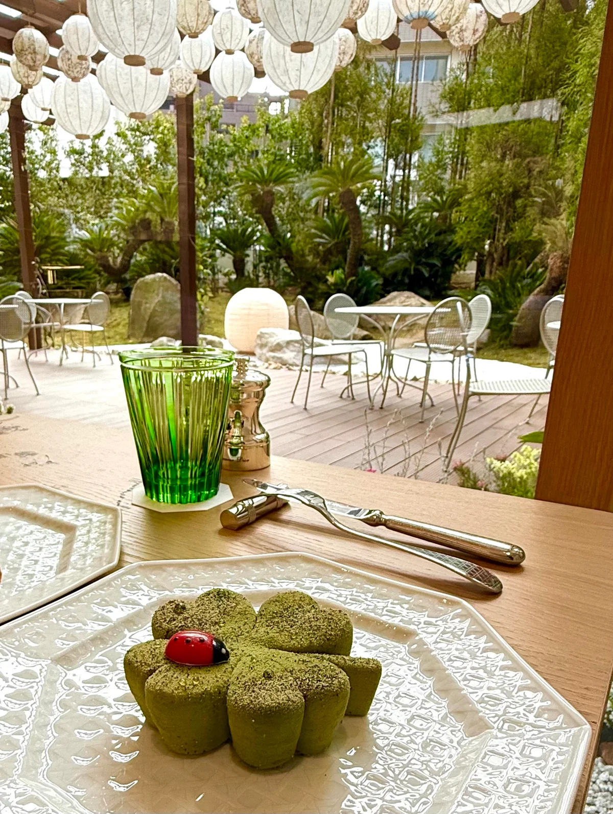 幸運のモチーフ「ル トレフル」ケーキは必ず食べたい！ 「カフェ ディオール by アンヌ＝ソフィー・ピック バンブー パビリオン」