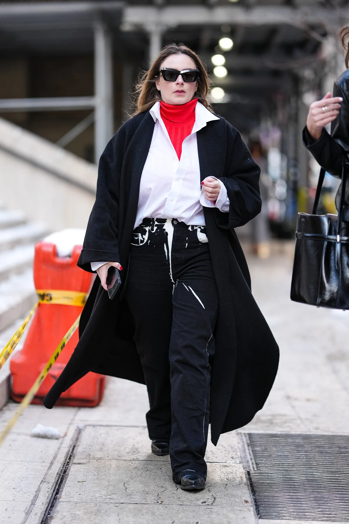 ブラックコートを羽織ったスナップ