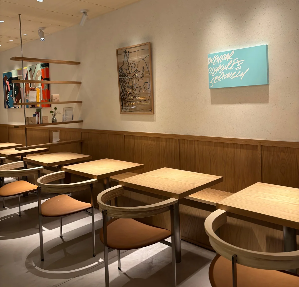 トリュフベーカリー　TRUFFLE BAKERY  新宿店　店内　客席