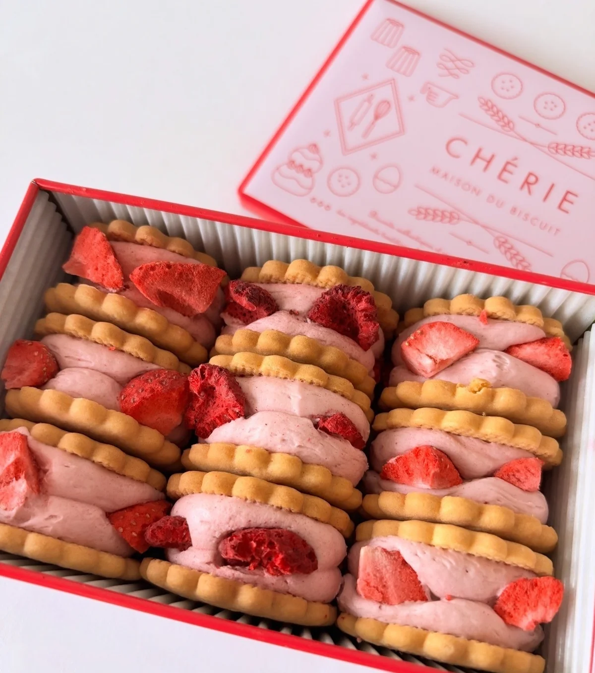 京都発、シェリー・メゾン・ド・ビスキュイのビスキュイサンド、ピンク色のいちご＆フランボワーズ