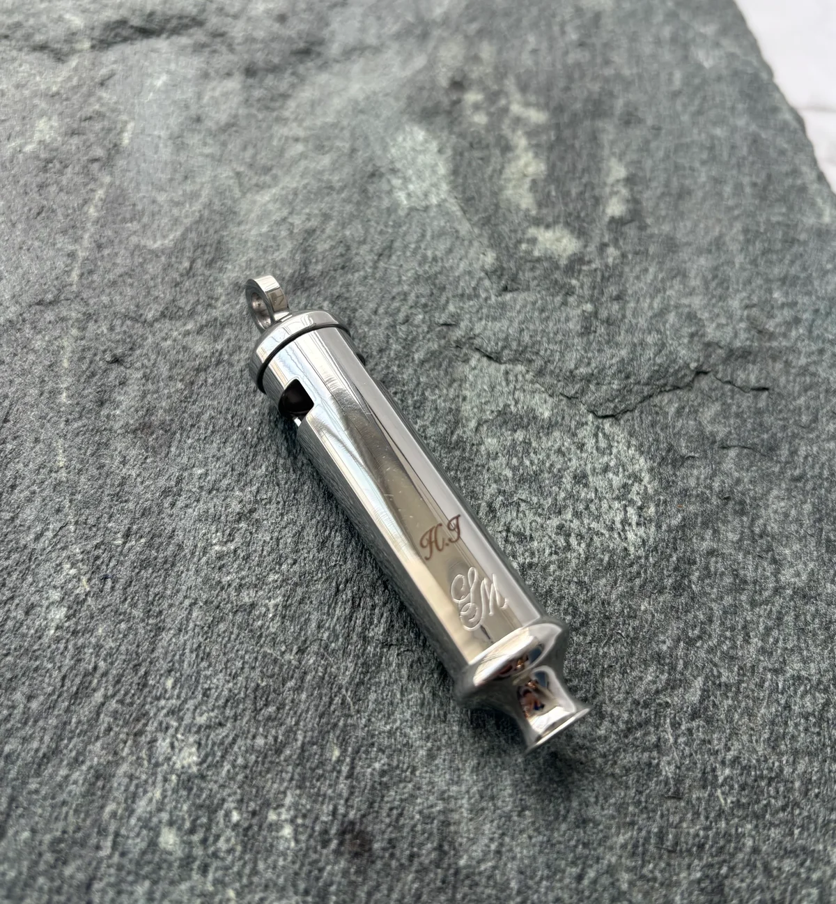 sujipmihakのPORTABLE CASEの刻印サービス