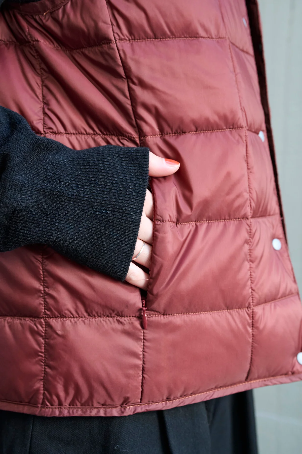 タイオンのベーシック Vネックボタン インナーダウンベスト