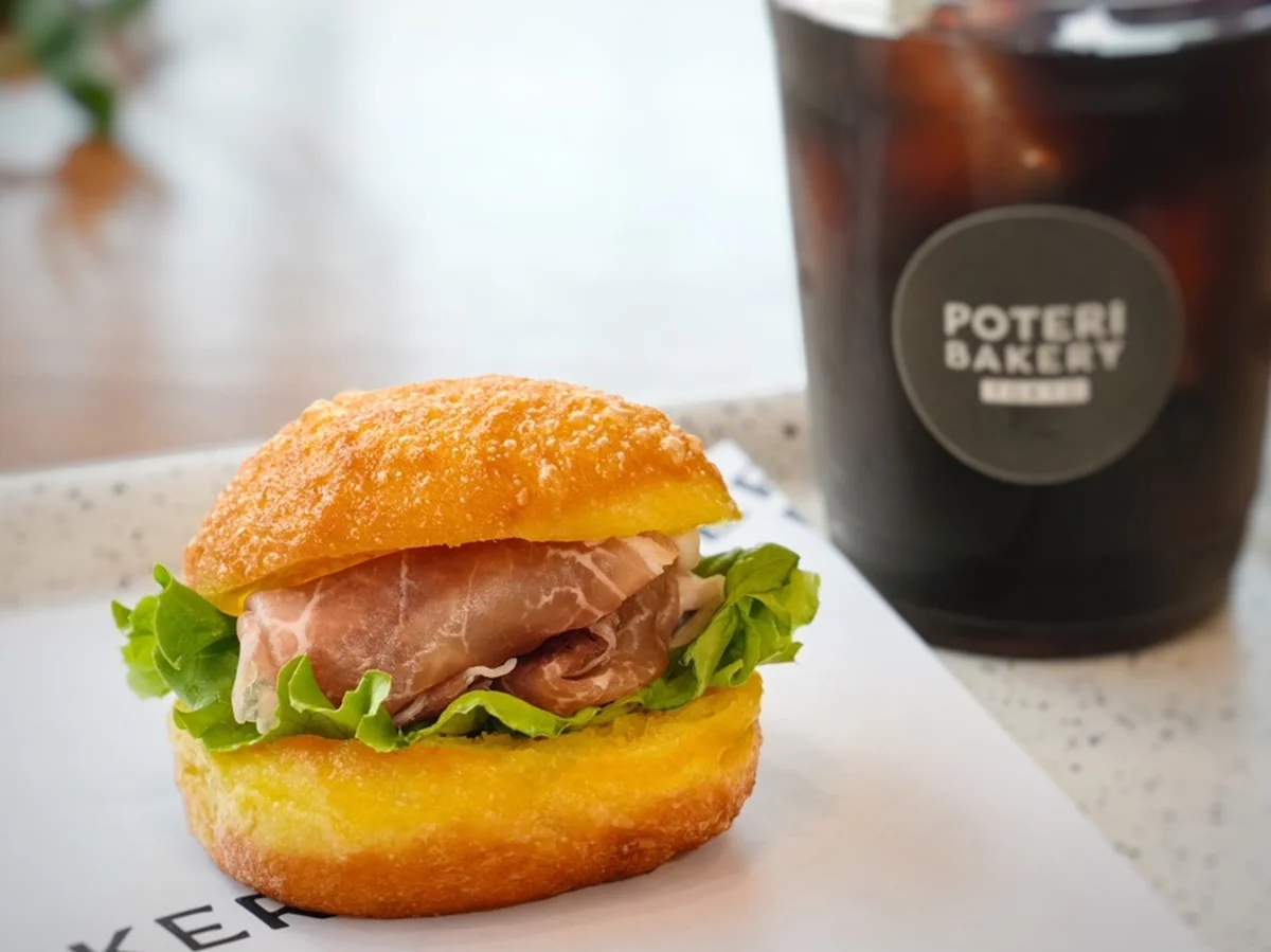 新作の生ハムドーナツサンド￥450。三軒茶屋のドーナツ店・POTERI BAKERY TOKYOに、2025年6月に新たに加わった甘くない生ドーナツ