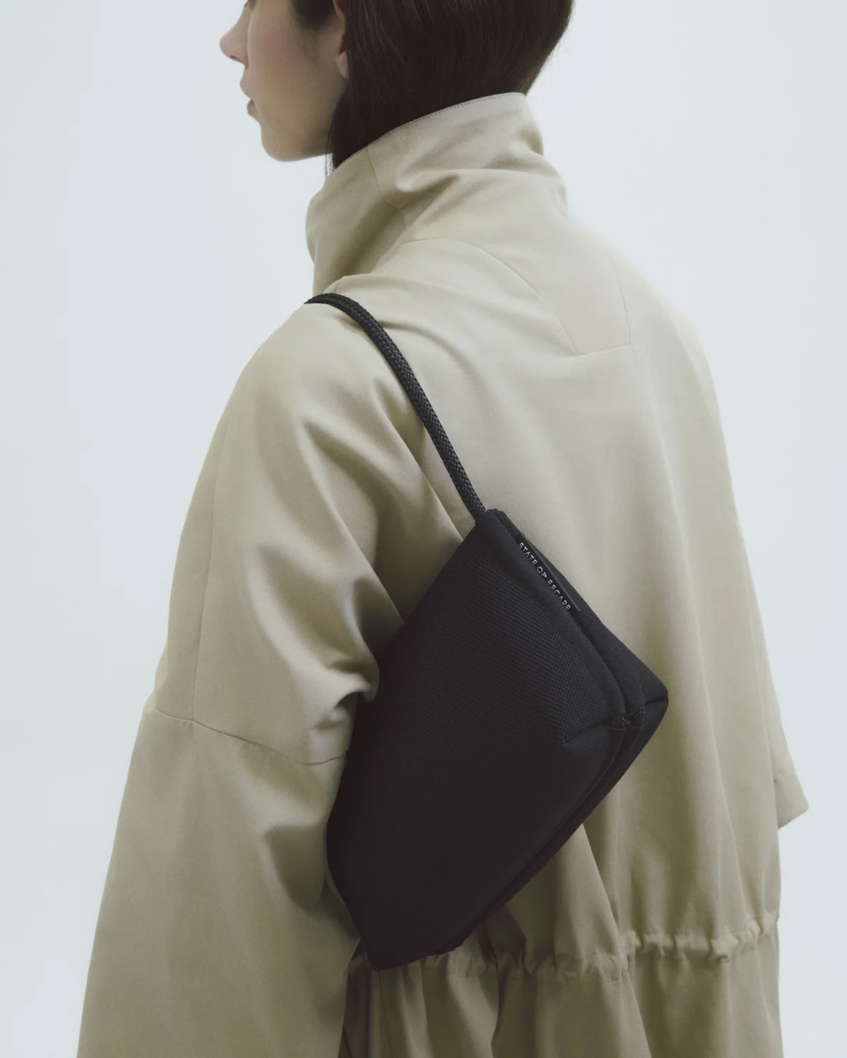 ステート オブ エスケープの「メリディアン ショルダーバッグ」を肩掛けしたモデル