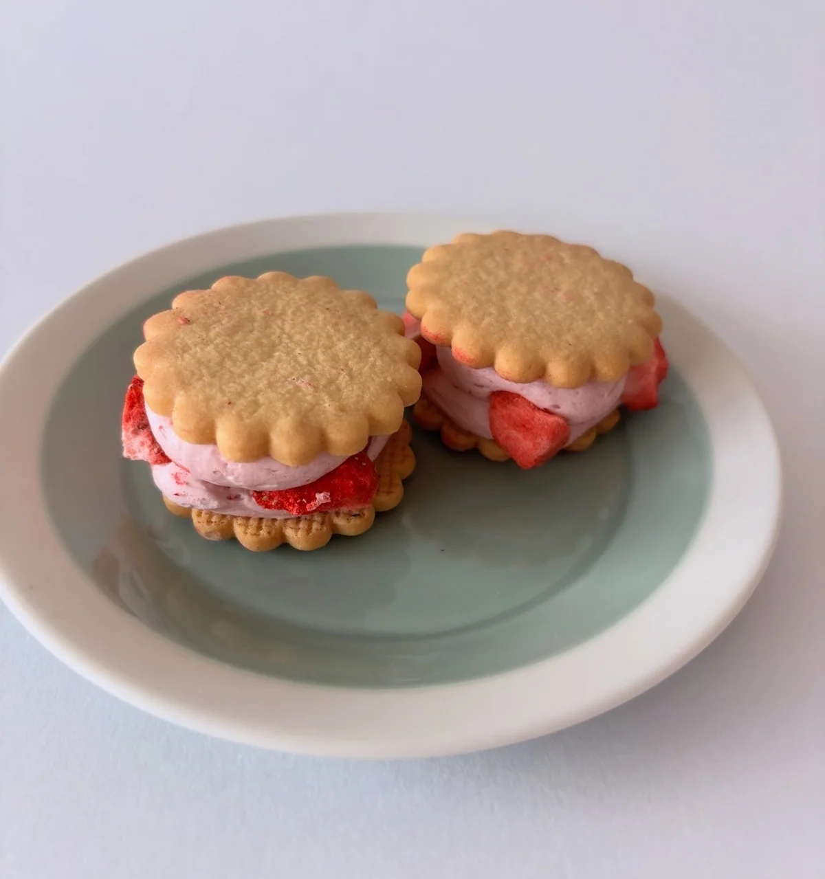 シェリー・メゾン・ド・ビスキュイは、食べやすいミニサイズ。ビスキュイの固めのサクサク感がくせになる！ 酸味のあるルビーチョコレートもいちご＆フランボワーズと相性よい。