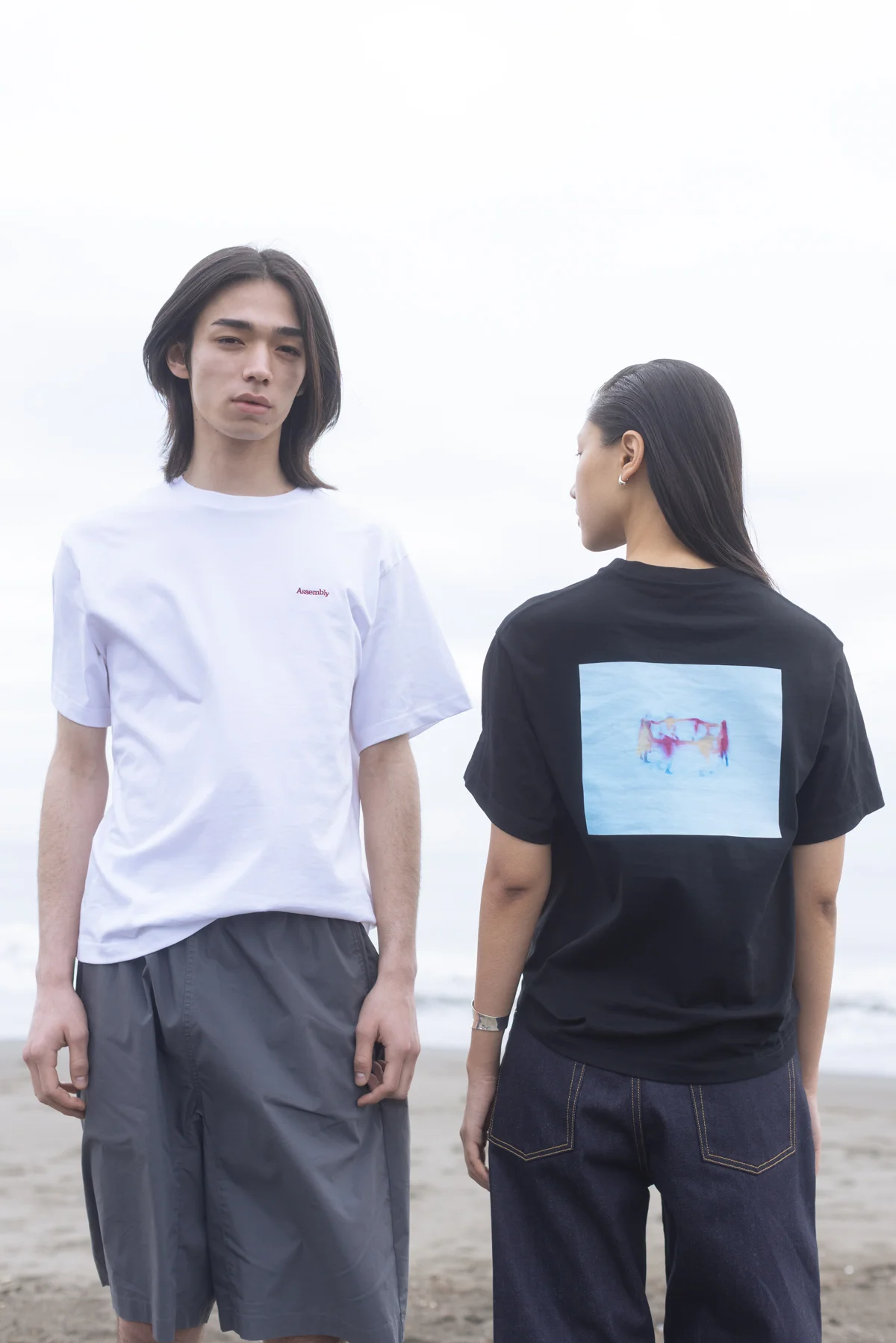 横浪修コラボレーション　アートTシャツを着用したモデル