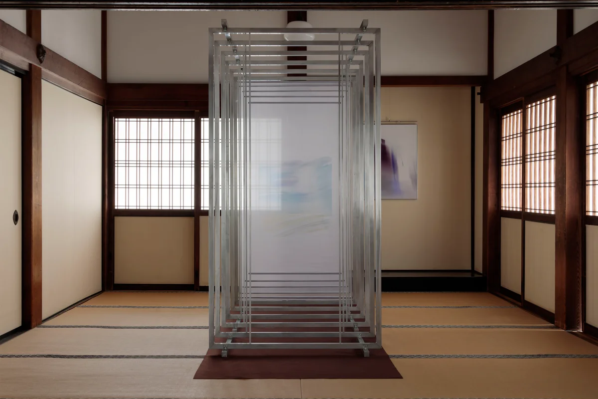 京都の両足院で開催中の展覧会「VACIO Senko no Ku」の展示風景。6枚の布で構成された作品