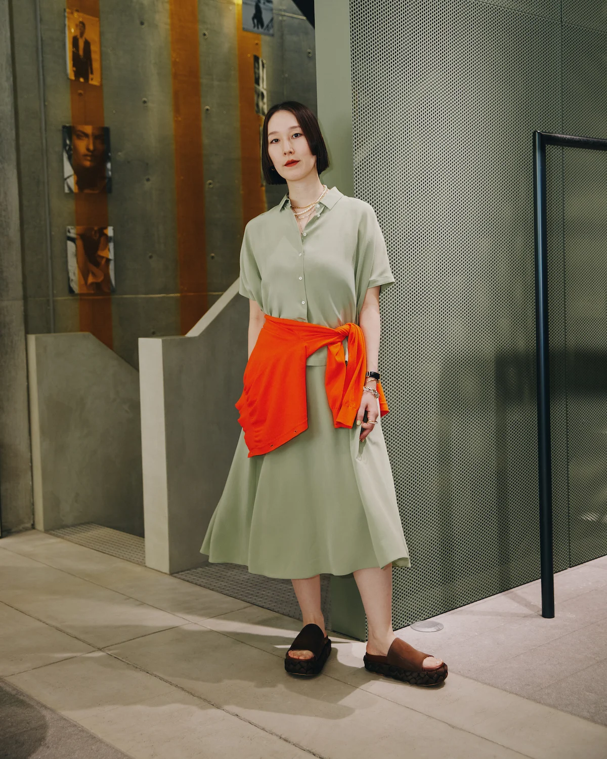 アスペジのブラウスとスカートを着用したスタイリスト山﨑静香さんのスナップ