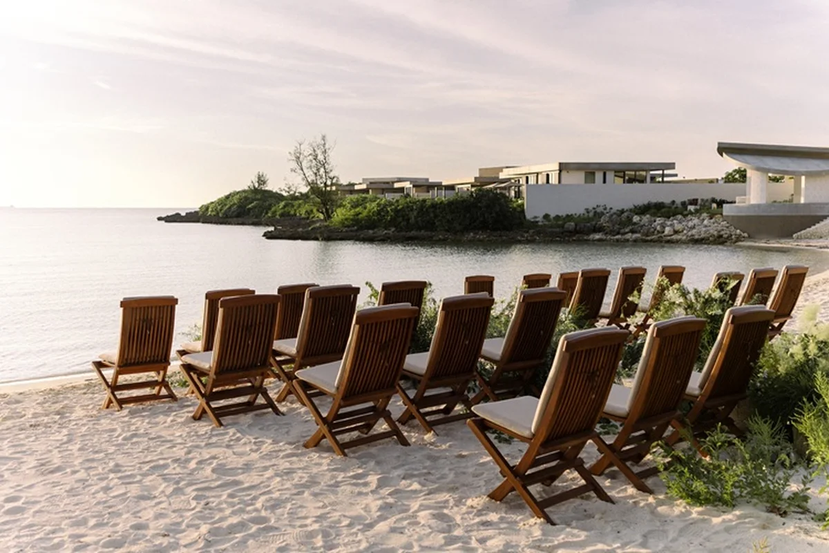 沖縄「ローズウッド宮古島」。ビーチサイドでの開放的なセレモニー